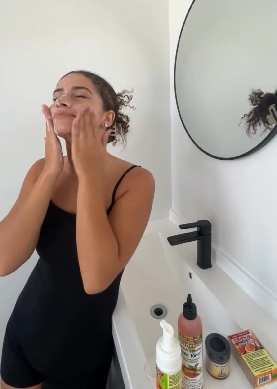 Charger la vidéo : how can i have glowing skin, easy skincare routine dor dark marks, clean beauty, vegan skincare products, skincare routine, plant-based skincare, uncle benney&#39;s, soaps that heal turmeric soap bar